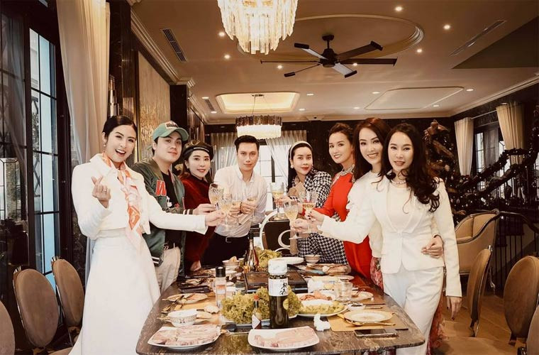 Nữ diễn viên Lã Thanh Huyền mời hội bạn thân tới nhà ăn tiệc Noel.