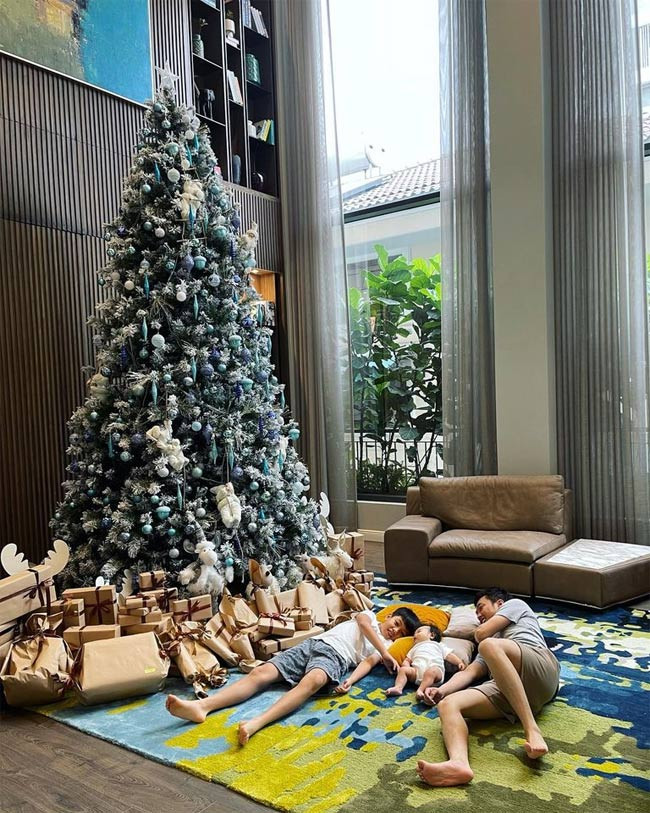 Đàm Thu Trang đăng khoảnh khắc yêu thương của ba bố con Cường đô la, Suchin và Subeo nằm bên cây thông Noel to bự.