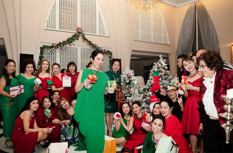 Giáng My còn tặng quà từng khách mời tới dự bữa tiệc.