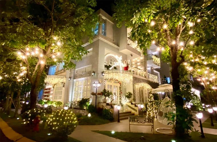 Cựu người mẫu Thúy Hạnh trang hoàng căn biệt thự khi Giáng sinh tới.