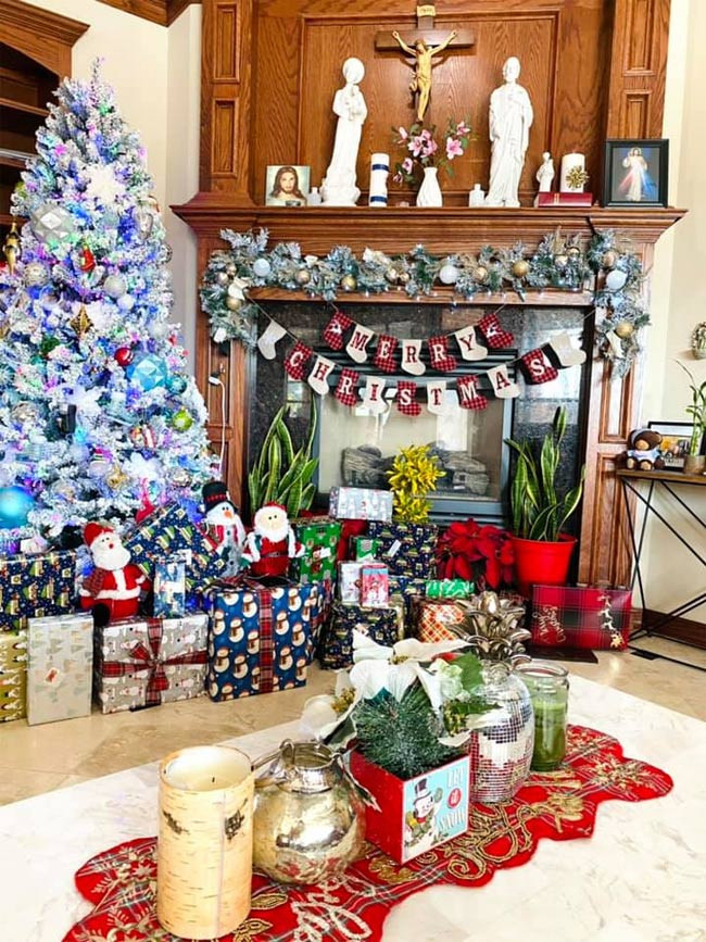 Vợ chồng nữ ca sĩ "Mắt nai cha cha cha" chuẩn bị rất nhiều món quà để tặng người thân yêu dịp Giáng sinh.