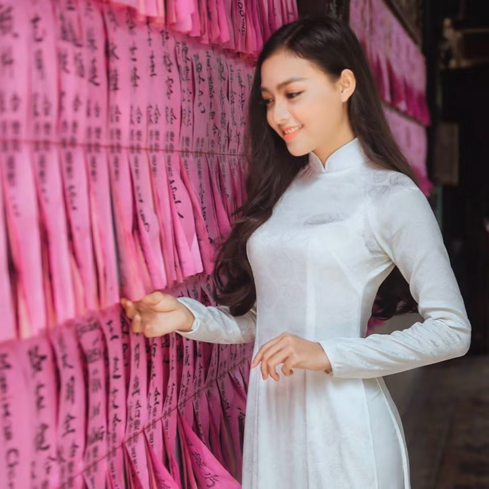 Cô nàng sở hữu gương mặt bầu bĩnh với đôi mắt to tròn, nụ cười tỏa sáng.