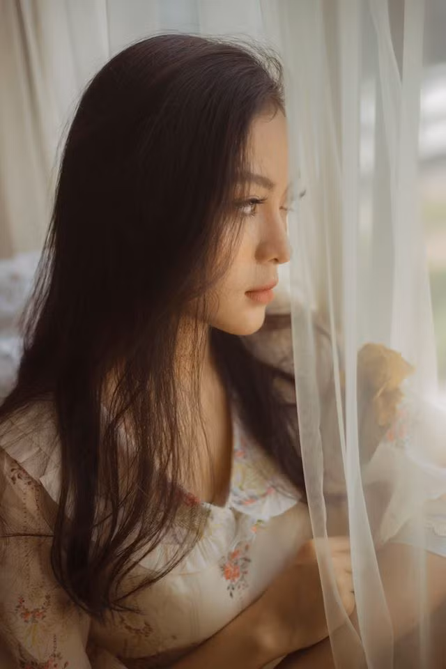 Em Bi còn từng đoạt danh hiệu Hoa khôi Học đường Phú Yên năm 2016, Quán quân cuộc thi "The Look" tại ĐH KHXH&amp;NV năm 2019.