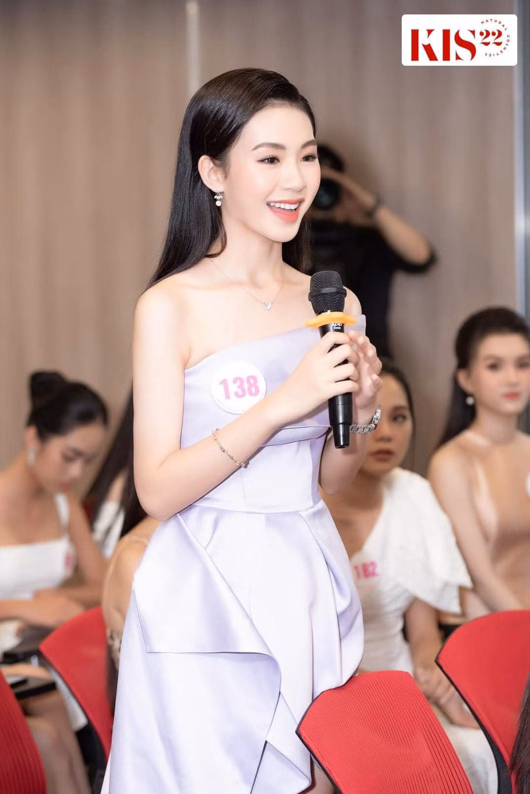 9X được nhận xét giống Hoa hậu Việt Nam 2012 Đặng Thu Thảo ở gương mặt, nước da trắng cùng thần thái.