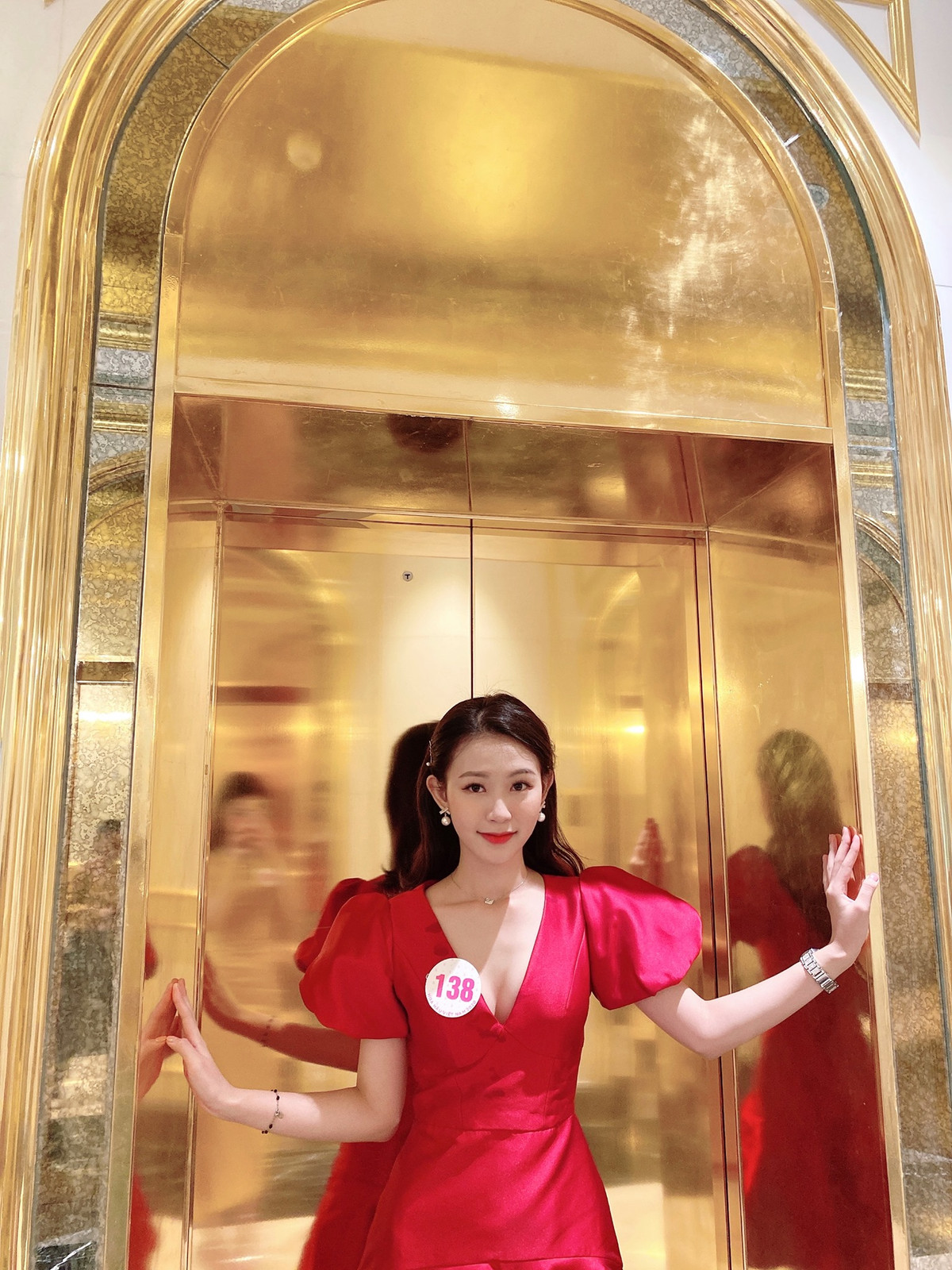 Vẻ ngoài trong sáng, thân thiện cùng nụ cười hiền dịu của mỹ nhân họ Đậu cũng chiếm được nhiều cảm tình của khán giả.