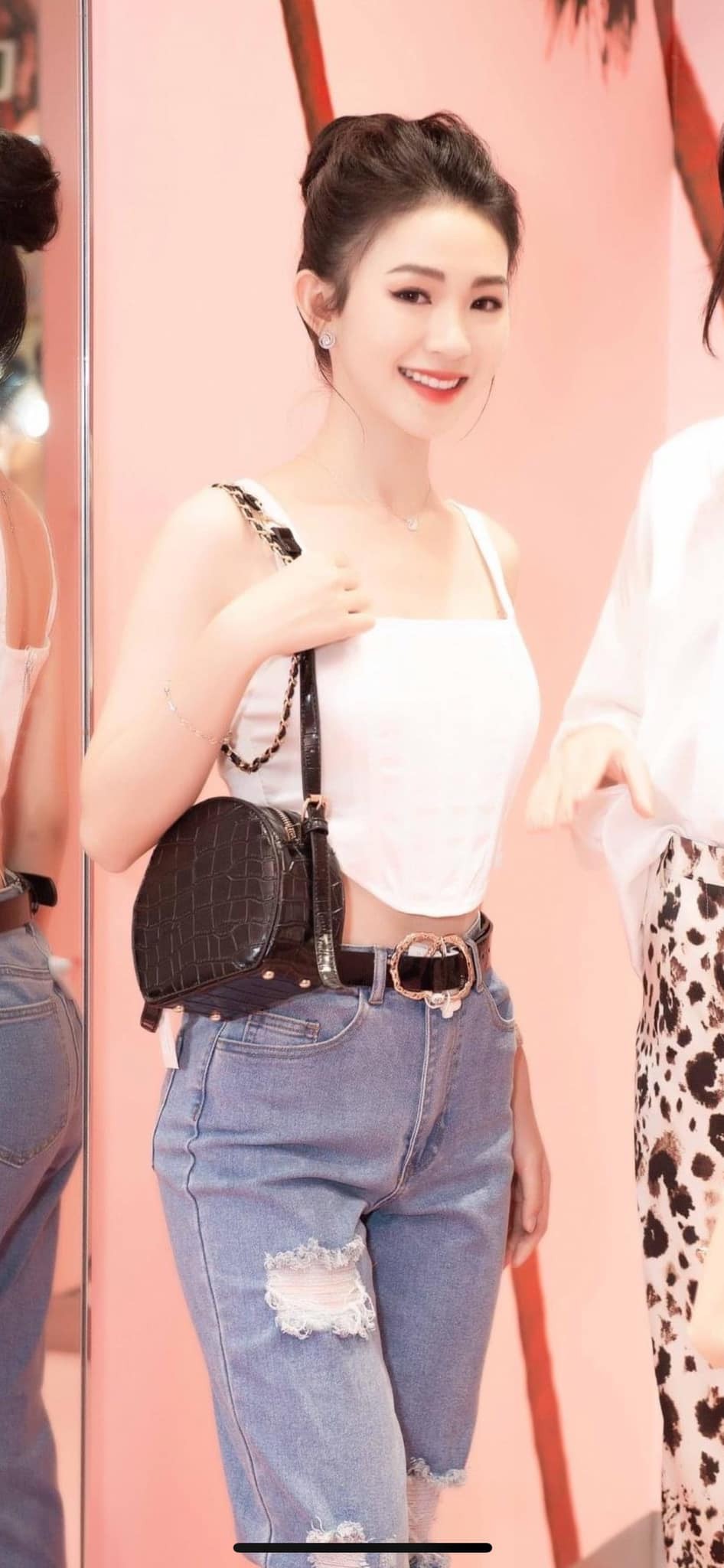 Đậu Hải Minh Anh đến từ Nghệ An, hiện sống ở TP HCM. Cô sở hữu chiều cao 1m70 với số đo ba vòng: 81 - 61 - 91.