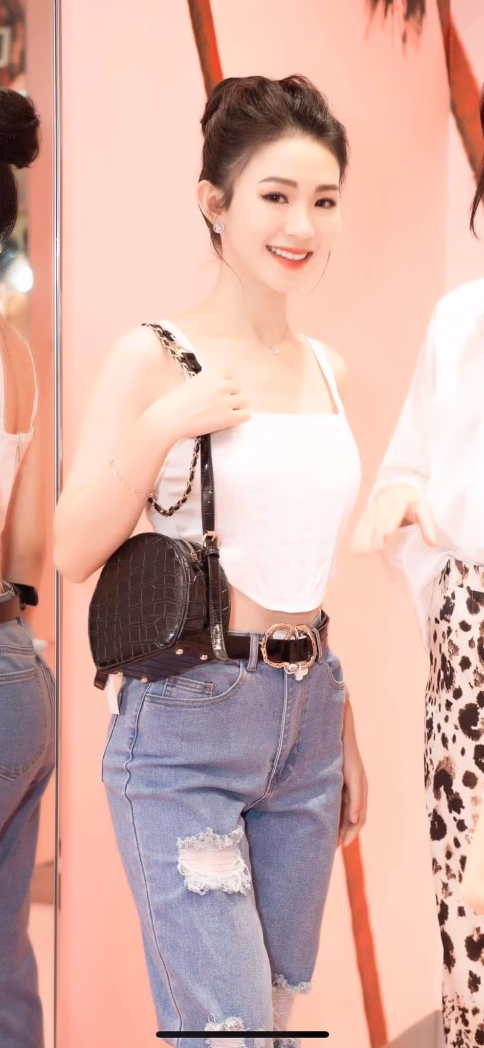 Đậu Hải Minh Anh đến từ Nghệ An, hiện sống ở TP HCM. Cô sở hữu chiều cao 1m70 với số đo ba vòng: 81 - 61 - 91.