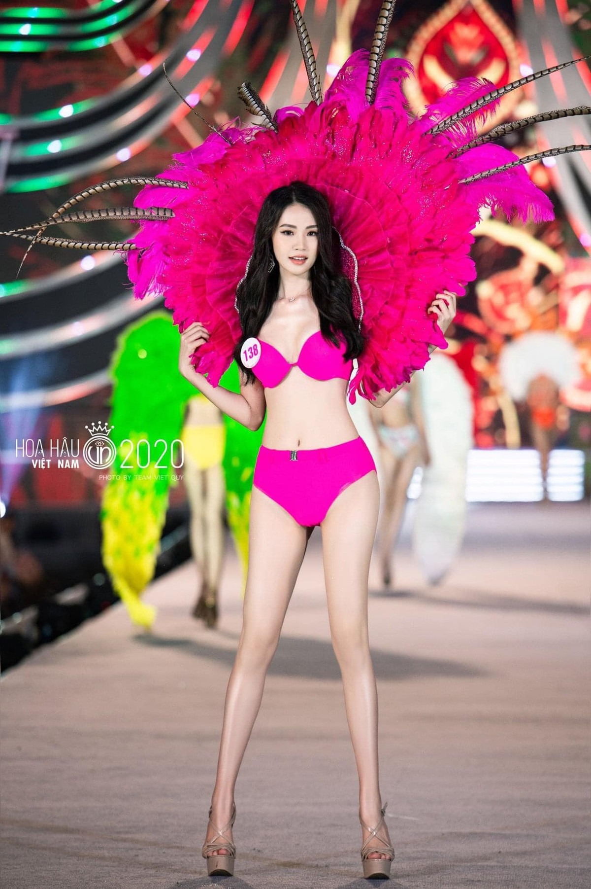 Giải thưởng "Người đẹp được yêu thích nhất" giúp người đẹp sinh năm 1999 được quan tâm không kém tân Hoa hậu Đỗ Thị Hà.