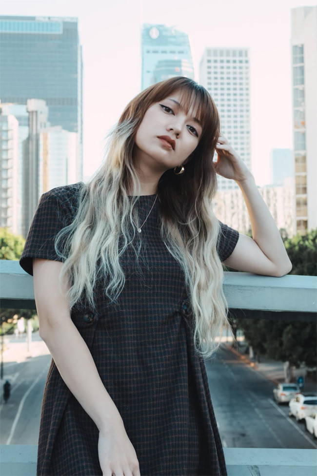 “Ở Việt Nam tôi sống trong căn nhà của mình, không bị áp lực tích cóp tiền mua nhà. Chưa có show diễn, tôi vẫn có ba mẹ giúp để có tiền tiêu xài”, Xuân Nghi chia sẻ.