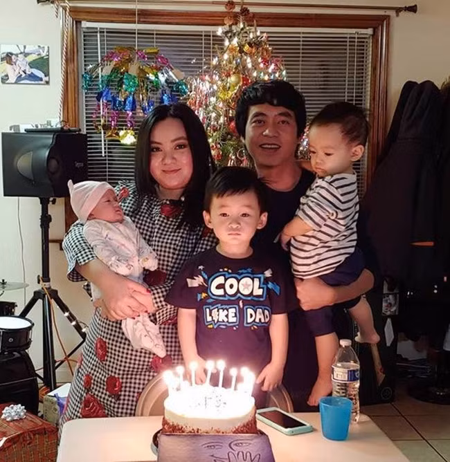 Xuân Mai sinh liền một mạch 3 nhóc tì trong ba năm liên tiếp. Mặc dù vất vả kiếm sống và chăm con nhưng gia đình nhỏ của cô rất hạnh phúc.