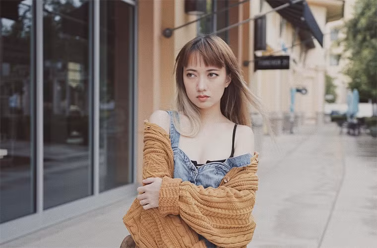 Năm 2010, ở tuổi 16, Xuân Nghi sang Mỹ du học và tốt nghiệp ngành Music Industry tại Trường Đại học Nam California (University of Southern California).