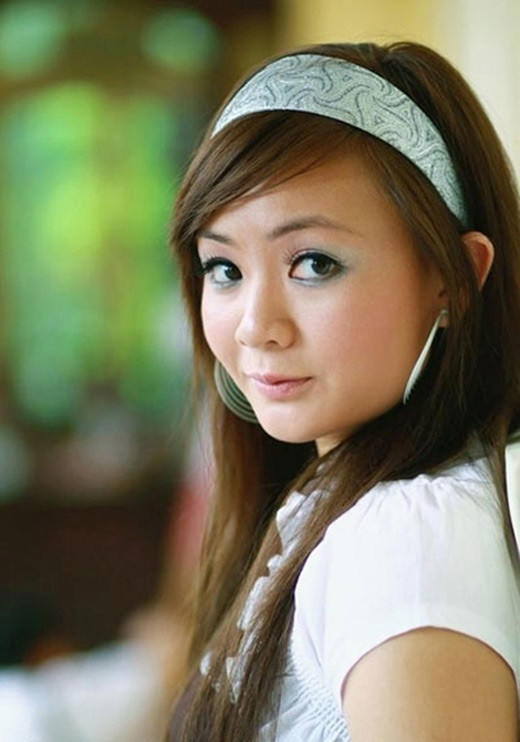 Năm lên 9 tuổi, khi bố mẹ chia tay, Xuân Mai sang Mỹ định cư cùng mẹ. Sang Mỹ cô bé dành nhiều thời gian để học hơn hát.