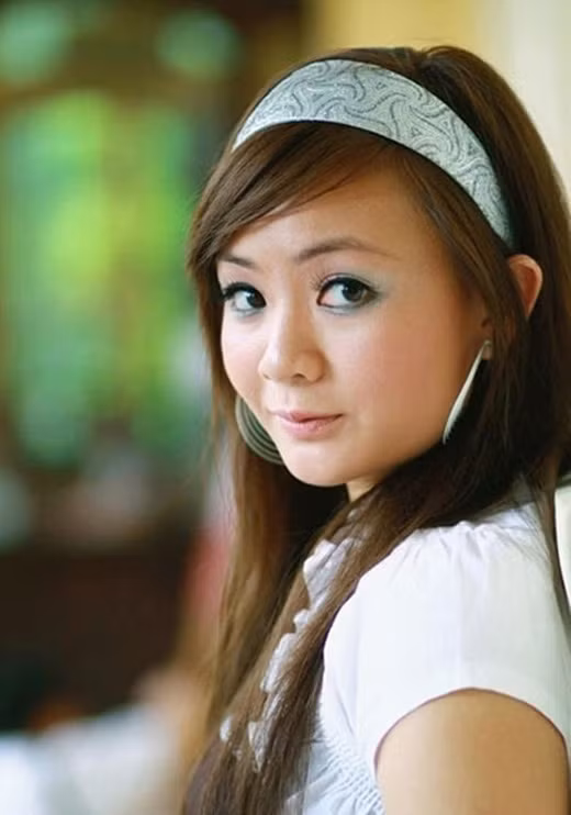 Năm lên 9 tuổi, khi bố mẹ chia tay, Xuân Mai sang Mỹ định cư cùng mẹ. Sang Mỹ cô bé dành nhiều thời gian để học hơn hát.