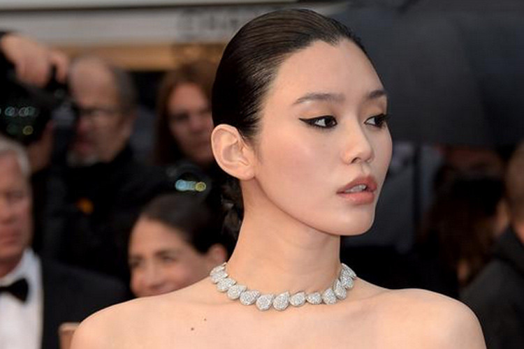 Mộng Dao làm người mẫu Victoria’s Secret từ năm 2013-2018. Không có hình thể nóng bỏng như các thiên thần khác của hãng nội y danh tiếng nhưng người đẹp họ Hề lại thu hút nhờ khuôn mặt đậm chất Á Đông.