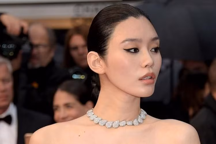 Mộng Dao làm người mẫu Victoria’s Secret từ năm 2013-2018. Không có hình thể nóng bỏng như các thiên thần khác của hãng nội y danh tiếng nhưng người đẹp họ Hề lại thu hút nhờ khuôn mặt đậm chất Á Đông.