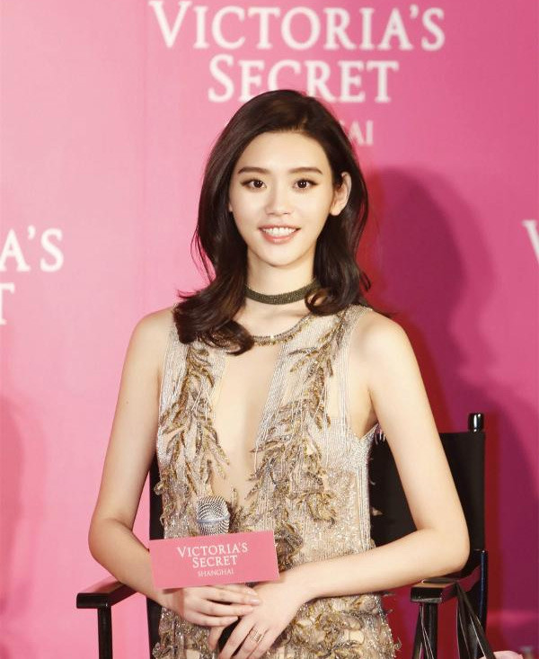 Nhờ thành công trên các sàn diễn quốc tế, được các hãng thời trang tên tuổi như Micheal Kors, Balmain, Givenchy… chọn mặt gửi vàng nên Hề Mộng Dao trở thành 1 trong 4 người mẫu Trung Quốc thành danh nhất trong làng mẫu thế giới.