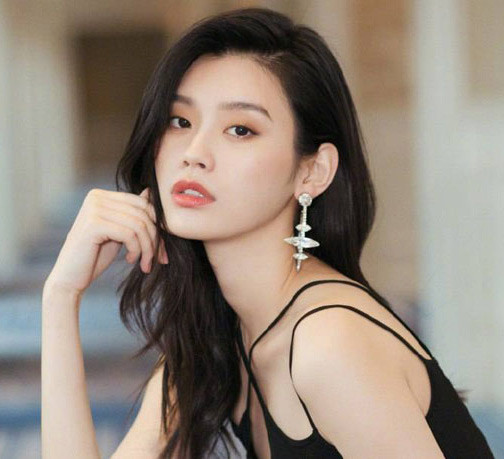 Có thông tin cho rằng cô bị nhà chồng coi như “máy đẻ”, không coi trọng, nhưng khi vừa sinh cháu trai cho nhà họ Hà, cô liền được thưởng số tiền lớn tới 300 tỷ đồng cùng biệt thự, xe sang.