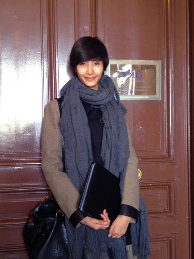 Sở hữu làn da kém mịn màng nên khi để mặt mộc, Á hậu Hoàng Thùy bị mất điểm trông thấy.