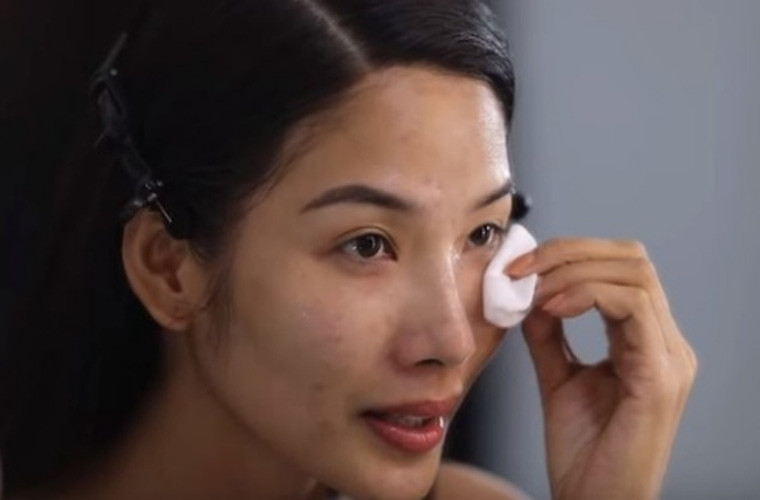 Hoàng thùy lộ mặt mộc với nhiều nốt thâm mụn trong cánh gà chương trình Road to Miss Universe - Hành trình đến Hoa hậu Hoàn vũ 2019. Người mẫu sinh năm 1992 thừa nhận cô chưa có thói quen trang điểm mỗi khi ra khỏi nhà.