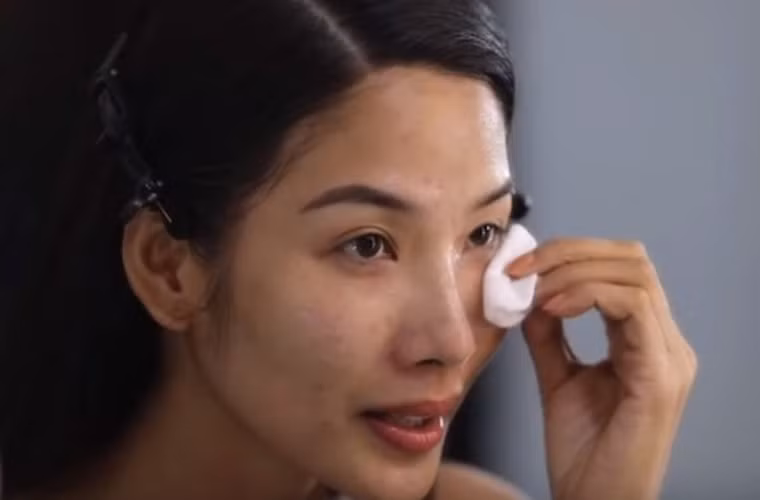 Hoàng thùy lộ mặt mộc với nhiều nốt thâm mụn trong cánh gà chương trình Road to Miss Universe - Hành trình đến Hoa hậu Hoàn vũ 2019. Người mẫu sinh năm 1992 thừa nhận cô chưa có thói quen trang điểm mỗi khi ra khỏi nhà.