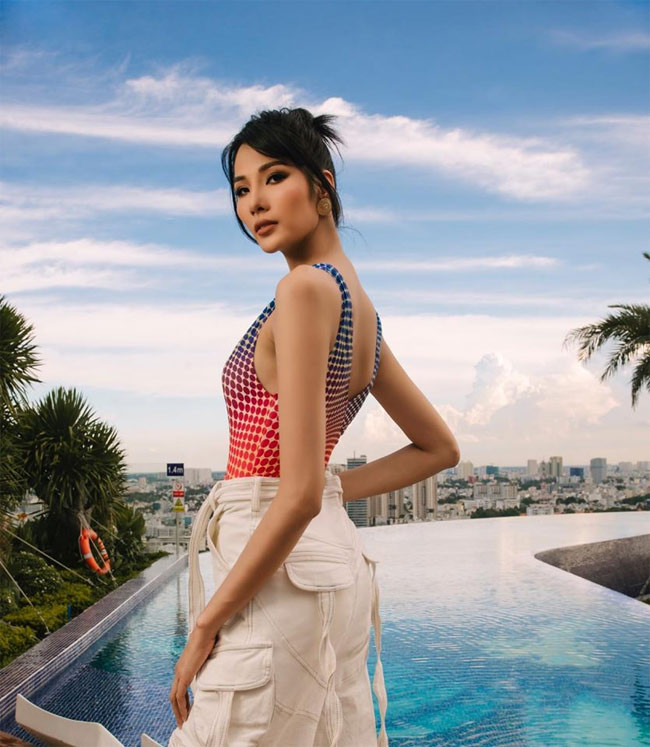 Trước những lời chê bai, tấn công, Hoàng Thùy chỉ im lặng không tranh cãi bởi có lẽ cô đã quen với những kiểu bình luận như vậy.