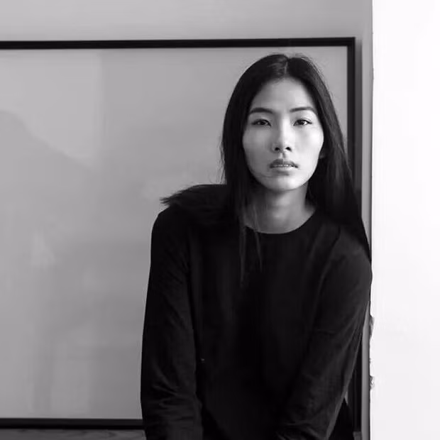 Tuy để mặt mộc nhưng Hoàng Thùy vẫn toát lên điểm mạnh của khuôn mặt mình đó là những đường nét góc cạnh chuẩn mẫu.