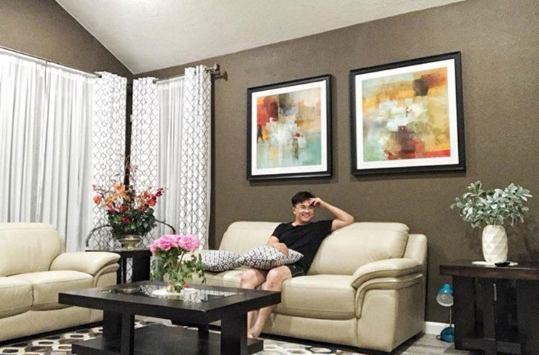 Hiện nam MC 42 tuổi sống độc thân trong một căn hộ chung cư cao cấp, nội thất đầy đủ tiện nghi, sang trọng.