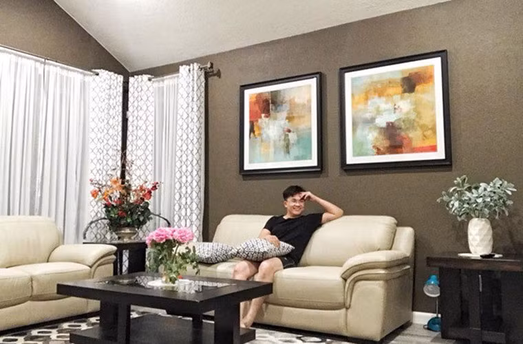 Hiện nam MC 42 tuổi sống độc thân trong một căn hộ chung cư cao cấp, nội thất đầy đủ tiện nghi, sang trọng.