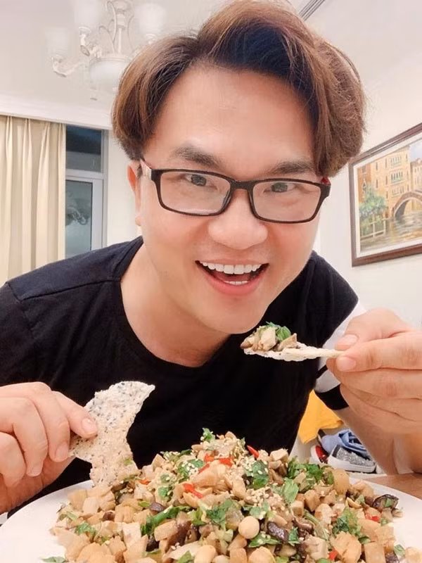 Hiện Đại Nghĩa là một phật tử và ăn chay trường. Trên trang cá nhân của anh thường xuyên khoe những món ăn chay do tự tay anh nấu.