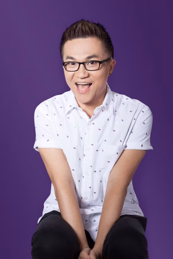 Nam MC không mua những món đồ đắt tiền hàng hiệu, không đi nghỉ sang chảnh, chỉ ăn mặc quần áo rẻ tiền.