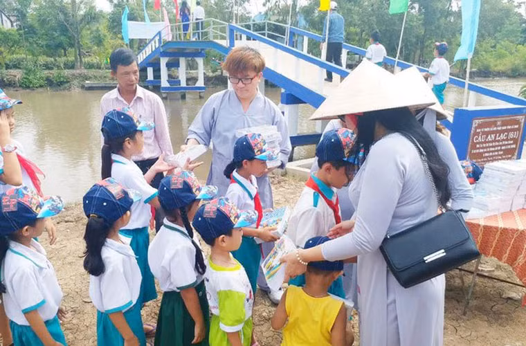 Đại Nghĩa là người rất chăm chỉ làm thiện nguyện. Anh thường xuyên trích tiền riêng của mình vào tài khoản từ thiện do anh điều hành để đi xây cầu, xây nhà, làm đường, tặng gạo, mổ mắt miễn phí cho người nghèo…