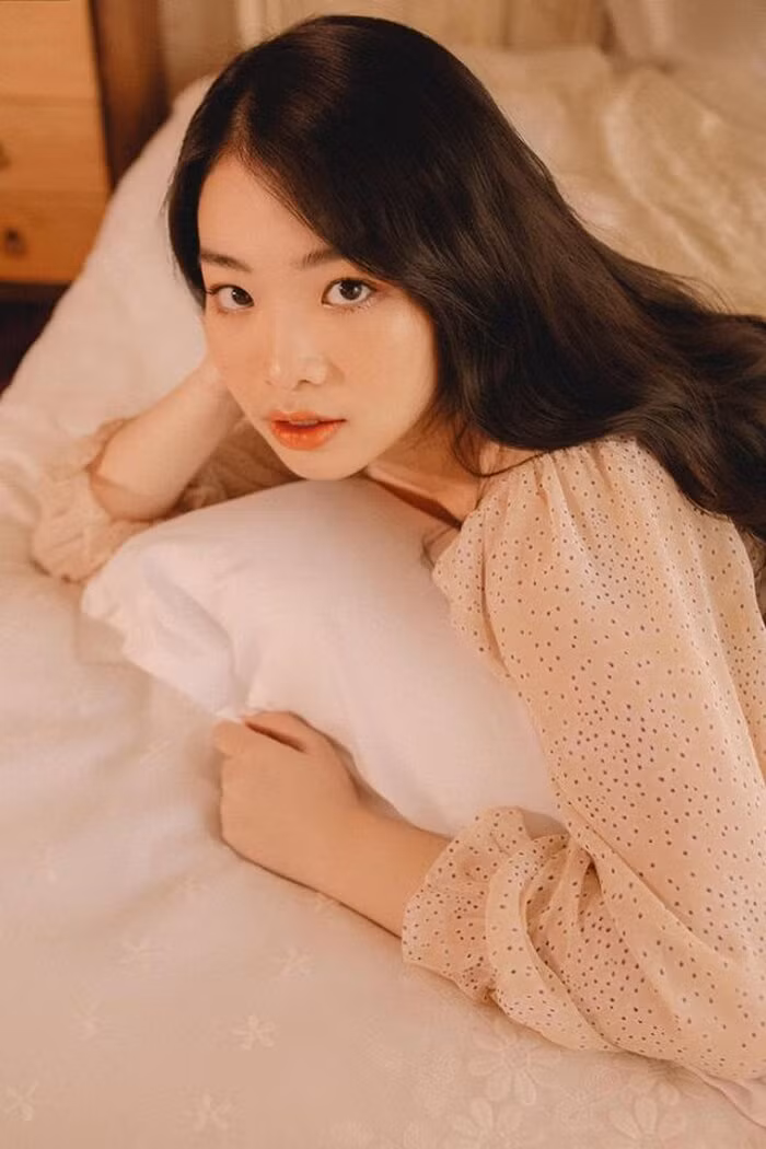 Thu Cầm trung thành với mái tóc đen, dài truyền thống, gu thời trang giản dị.