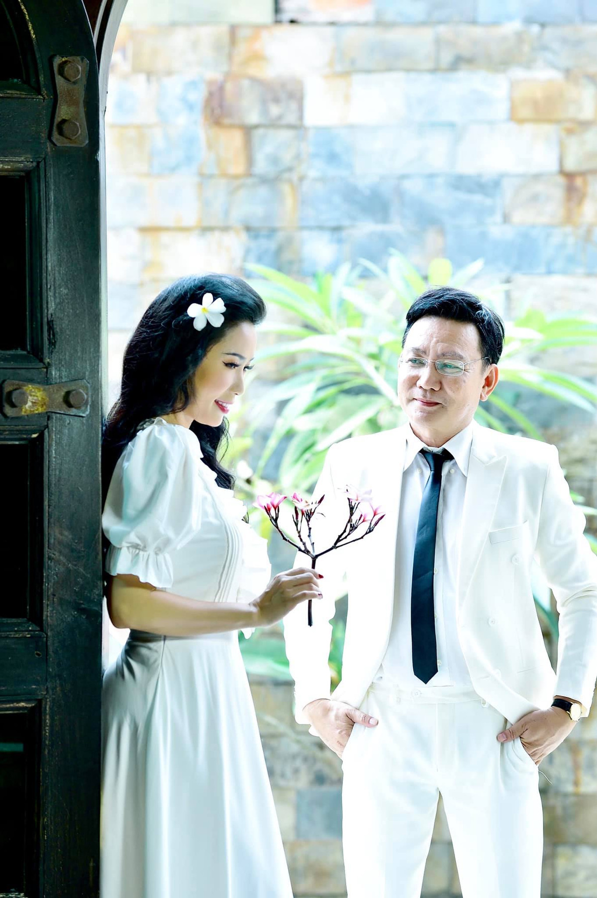 Nữ NSƯT nhận được nhiều lời khen về nhan sắc đẹp lộng lẫy.