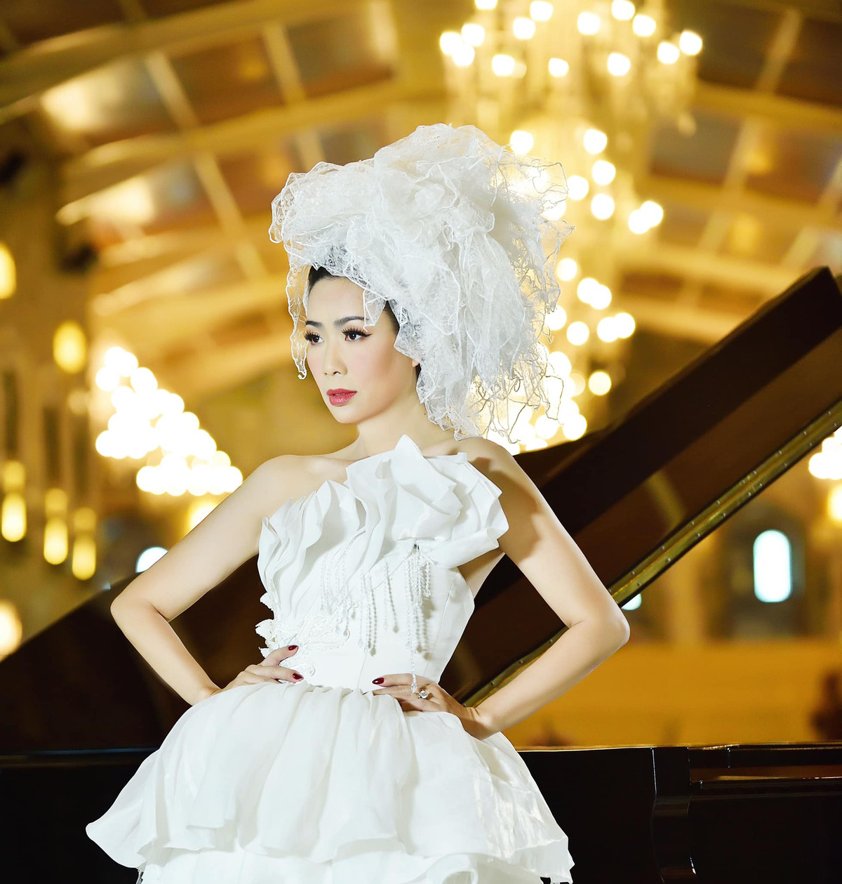 Kim Chi hóa cô dâu trong những bộ váy cưới, váy đầm đẹp kiêu sa của các nhà thiết kế.