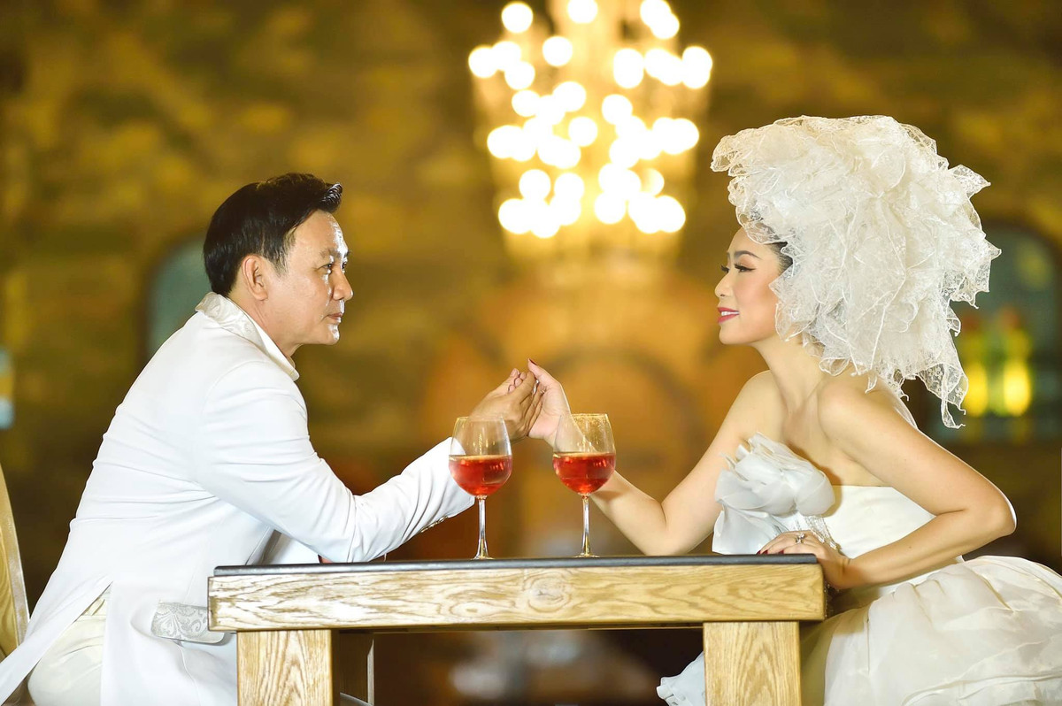 Mỹ nhân U50 gửi lời nhắn nhủ tới ông xã Võ Trấn Phương: "20 năm, 21/9/2000 - 21/9/2020. Thời gian cứ trôi, cuộc sống cứ xô bồ vội vã... còn mình thì bình yên trong không gian ấm cúng và hạnh phúc này. Vậy là đủ. Cám ơn anh, cám ơn ba của con em vì tất cả".