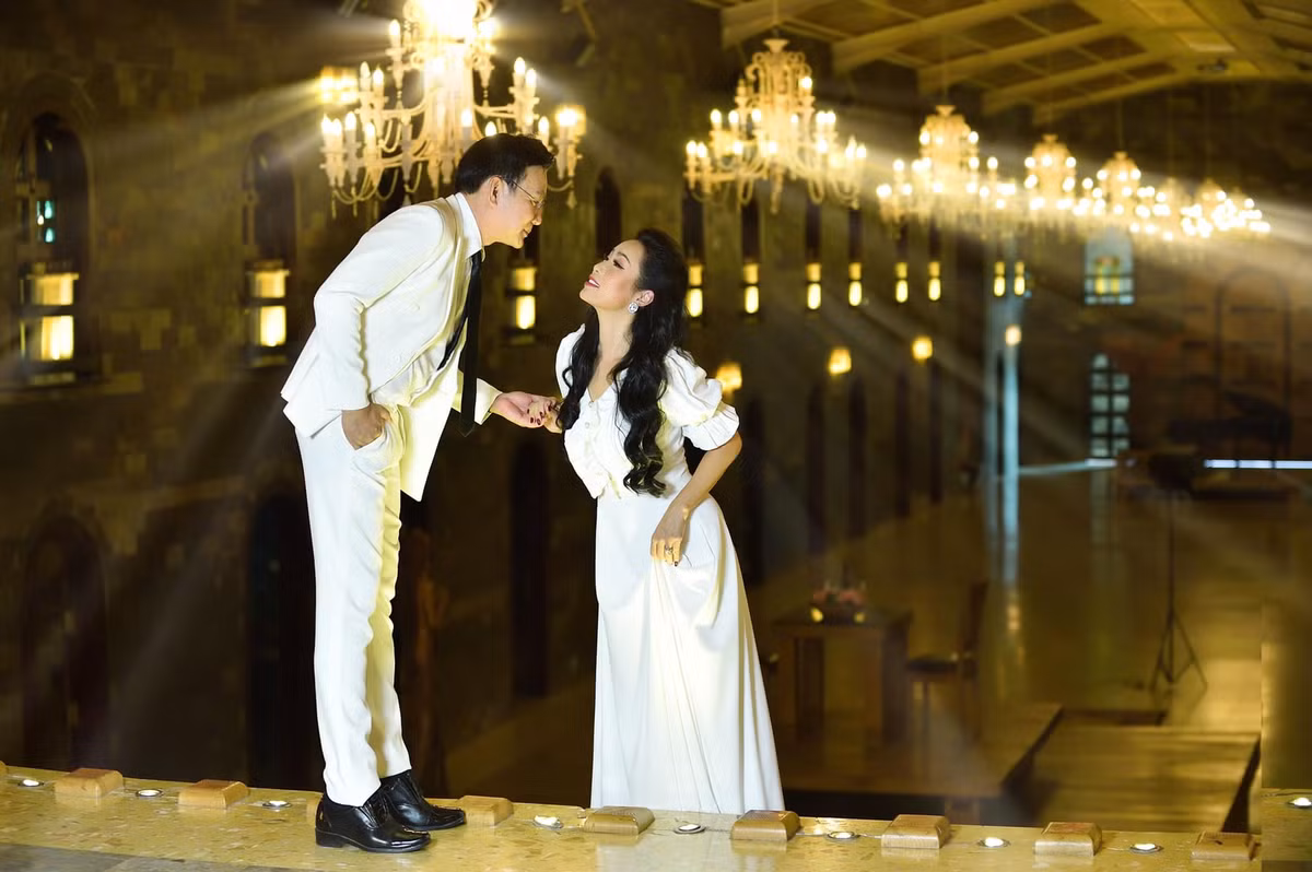 Theo chia sẻ của mỹ nhân họ Trịnh, nhiếp ảnh gia thực hiện bộ ảnh cưới cho cô và ông xã chính là người chụp ảnh cưới cho hai vợ chồng cách đây 20 năm.