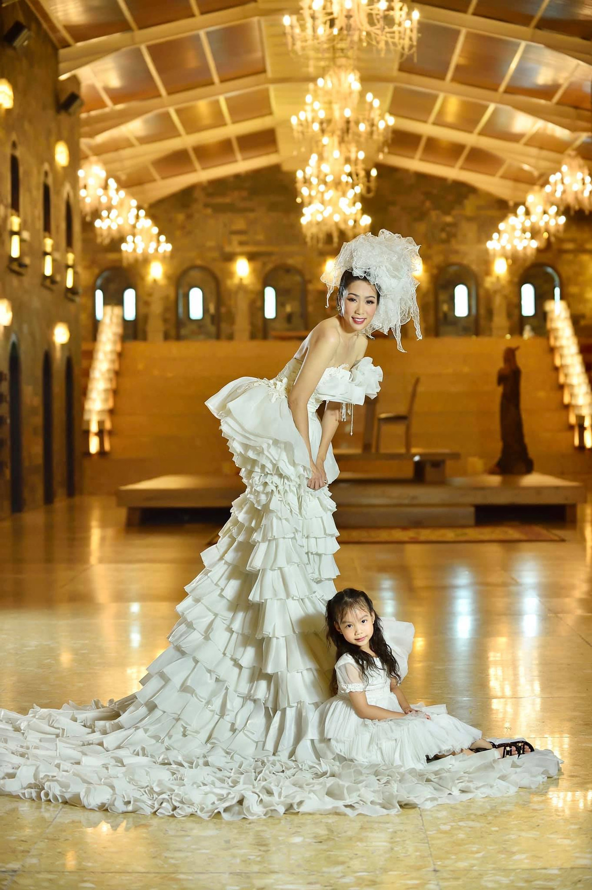 Bộ ảnh được thực hiện tại một phim trường ở TP HCM.