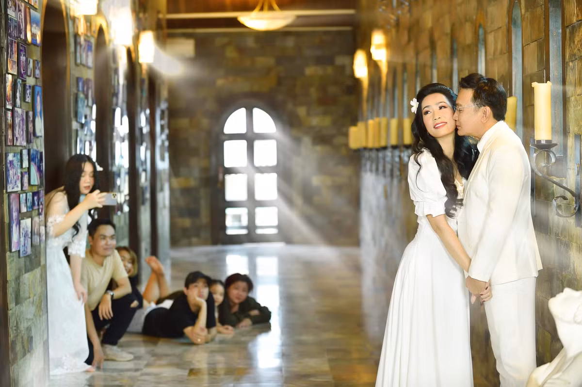 Không chỉ thực hiện bộ ảnh cưới, hai vợ chồng còn thu âm ca khúc "Chờ đông" của nhạc sĩ Trần Thiện Thanh để hồi tưởng lại kỷ niệm tình yêu của hai người.