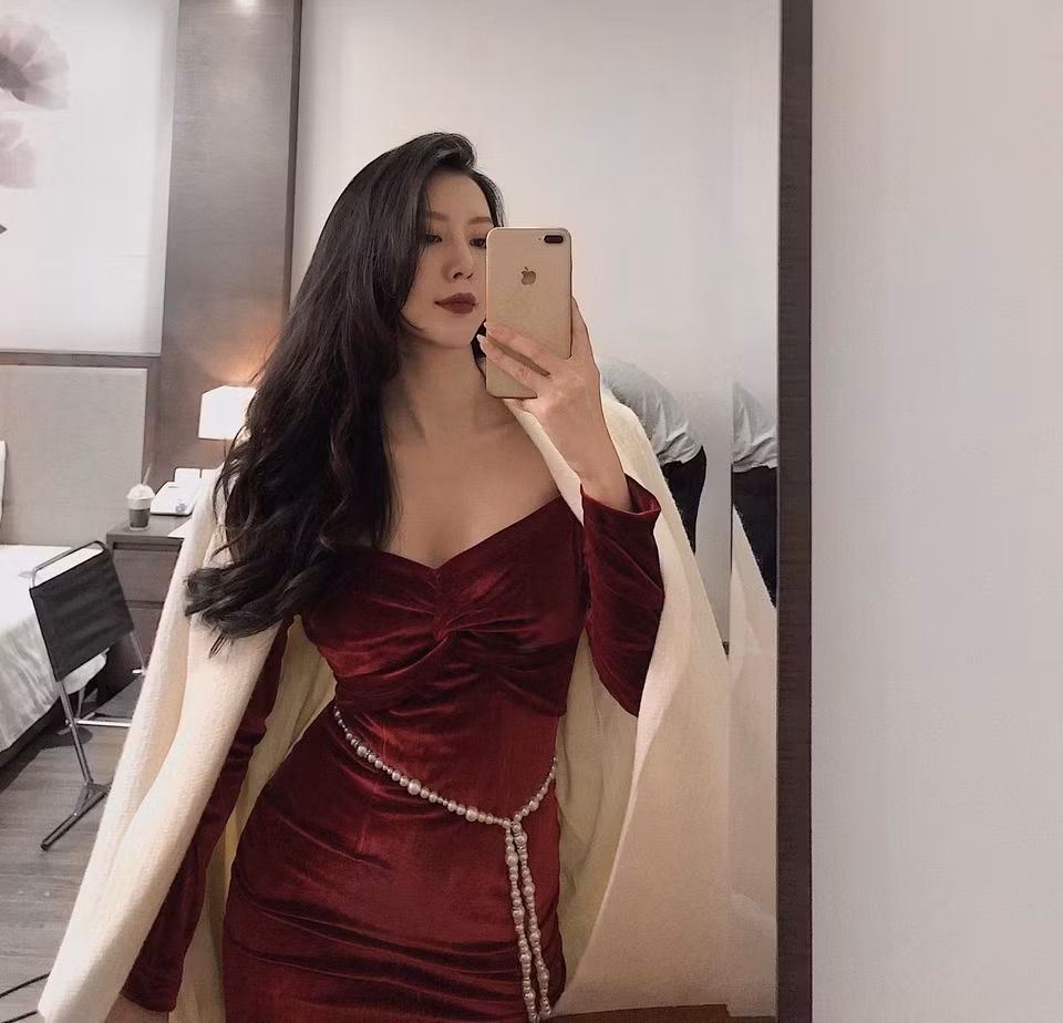 Trước khi đóng phim "Tình yêu và tham vọng", Vũ Ngọc Châm đã "nổi như cồn" trên mạng nhờ hữu gương mặt xinh đẹp và thân hình nóng bỏng.