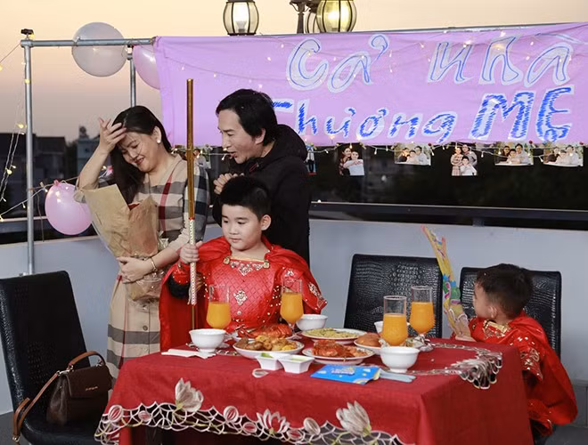 Nam nghệ sĩ tổ chức buổi tiệc nhỏ ấm cúng lấy lòng vợ, hâm nóng tình cảm.