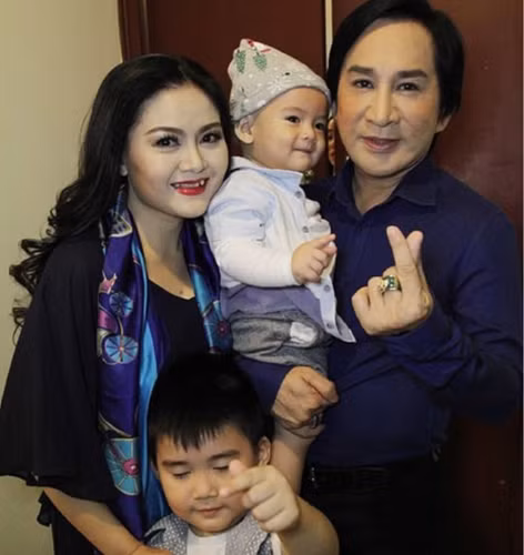 Ngoài 3 người con riêng với 2 vợ trước, Kim Tử Long còn có 2 con trai với người vợ hiện tại. Anh luôn cảm thấy hạnh phúc và tự hào khi vợ ba đối xử tốt với các con riêng của chồng, khiến cho 5 người con luôn yêu thương nhau.