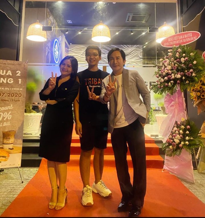 Là một người vợ khéo léo, rất hiểu chồng nên nghệ sĩ Trinh Trinh thường không chỉ trích, phán xét lỗi lầm của ông xã. Nữ nghệ sĩ tâm sự: "Một người đàn ông nói về sai lầm của mình trước hàng triệu người, chấp nhận áp lực phải đối diện chứng tỏ tình yêu đích thực anh dành cho tôi".