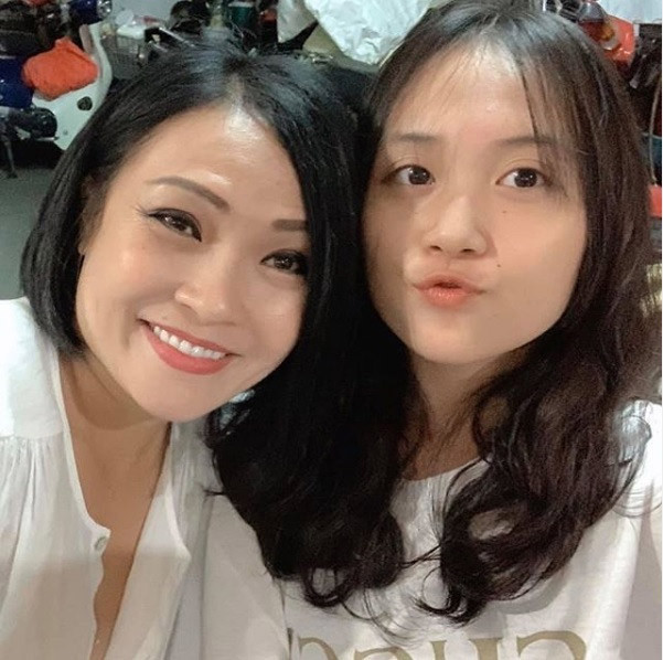 Lúc nhỏ bé Gà được cho là giống bố nhưng càng lớn bé lại càng có nét của mẹ.