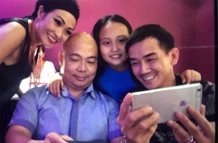 Năm 2107, sau nhiều năm giấu kín, Phương Thanh bất ngờ tiết lộ ba ruột của Gà (áo xanh, thứ hai từ trái sang) đã mất.