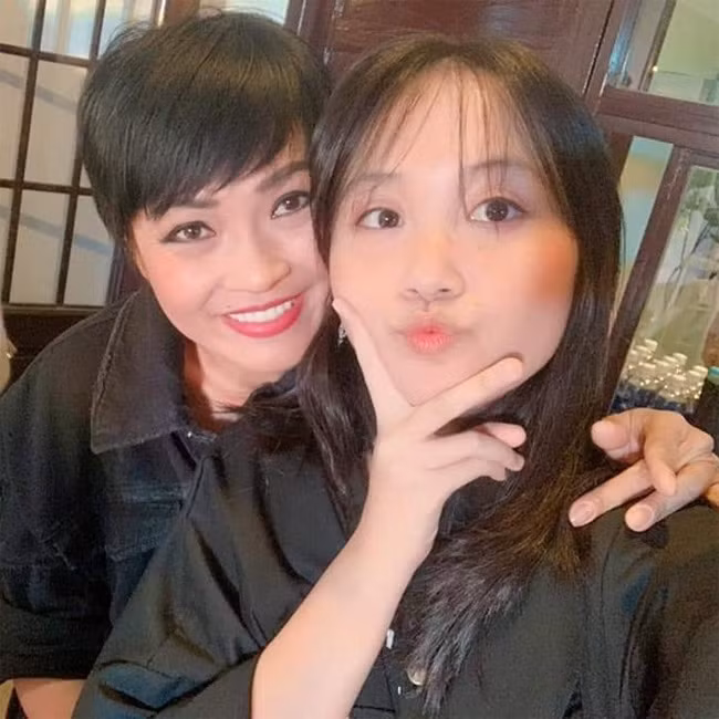 Gà là bạn thân tri kỷ của mẹ Phương Thanh, bé lớn nhanh quá nên Phương Thanh thỉnh thoảng lại viết trên trang cá nhân mong con gái lớn chậm chậm chút.