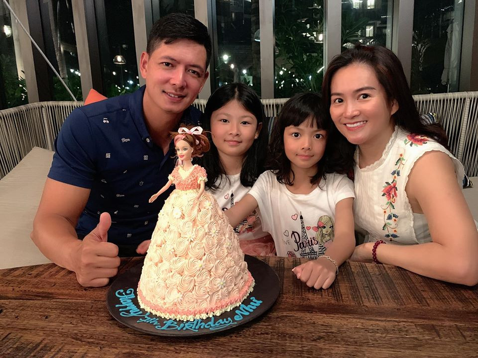 Anh luôn đồng hành cùng vợ trong các sự kiện cũng như công việc, cùng vợ dành thời gian đưa hai con gái đi chơi và trải nghiệm.