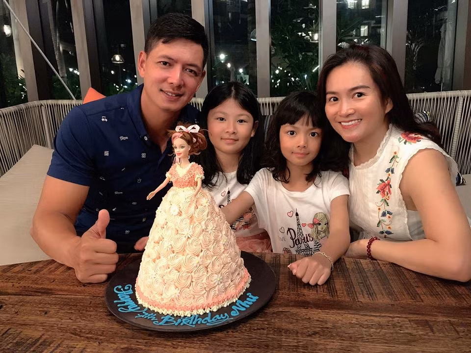 Anh luôn đồng hành cùng vợ trong các sự kiện cũng như công việc, cùng vợ dành thời gian đưa hai con gái đi chơi và trải nghiệm.