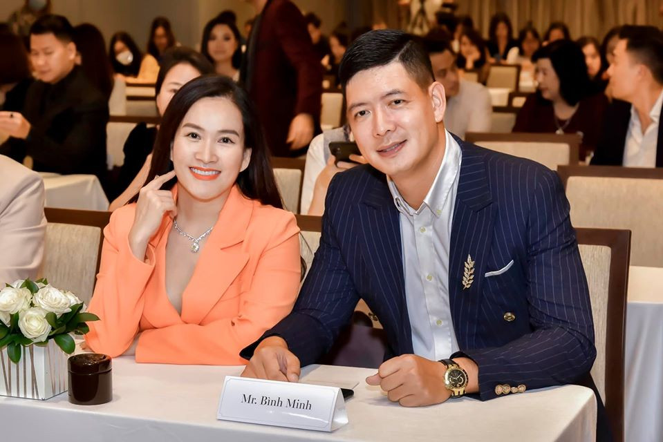 Sau ồn ào dính nghi vấn ngoại tình của chồng, bà xã doanh nhân của Bình Minh thể hiện bản lĩnh khi xem thị phi trong giới showbiz không có gì lạ.