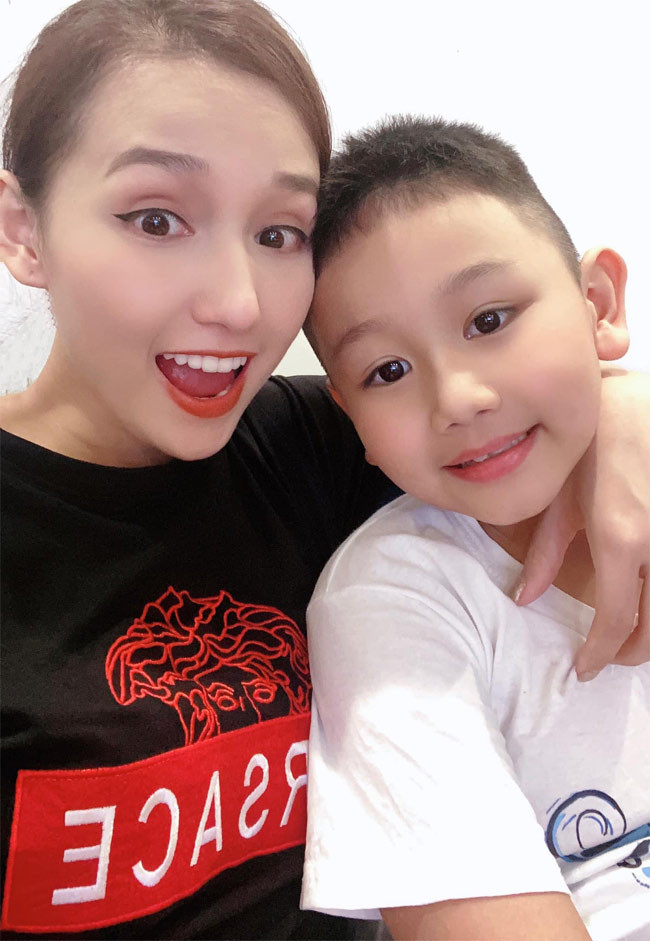 Cũng chính vì có cuộc sống viên mãn nên cô được khen ngày càng trẻ ra dù đã ở tuổi U40.