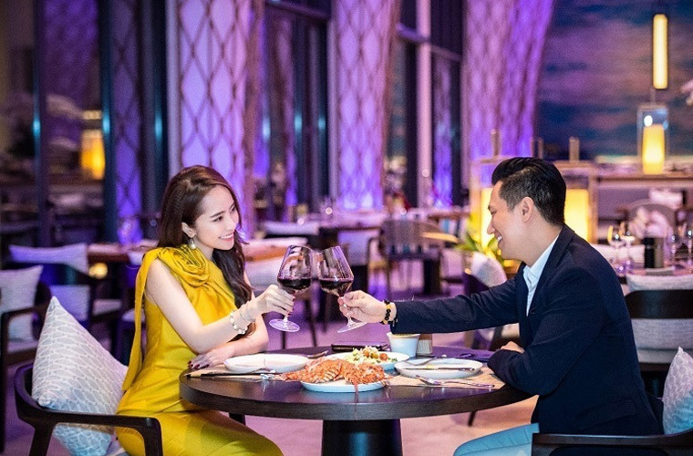 Cặp đôi cùng thưởng thức bữa tối, trải nghiệm nhà hàng sang trọng trong khu nghỉ dưỡng 5 sao tại Bãi Dài, Cam Ranh.
